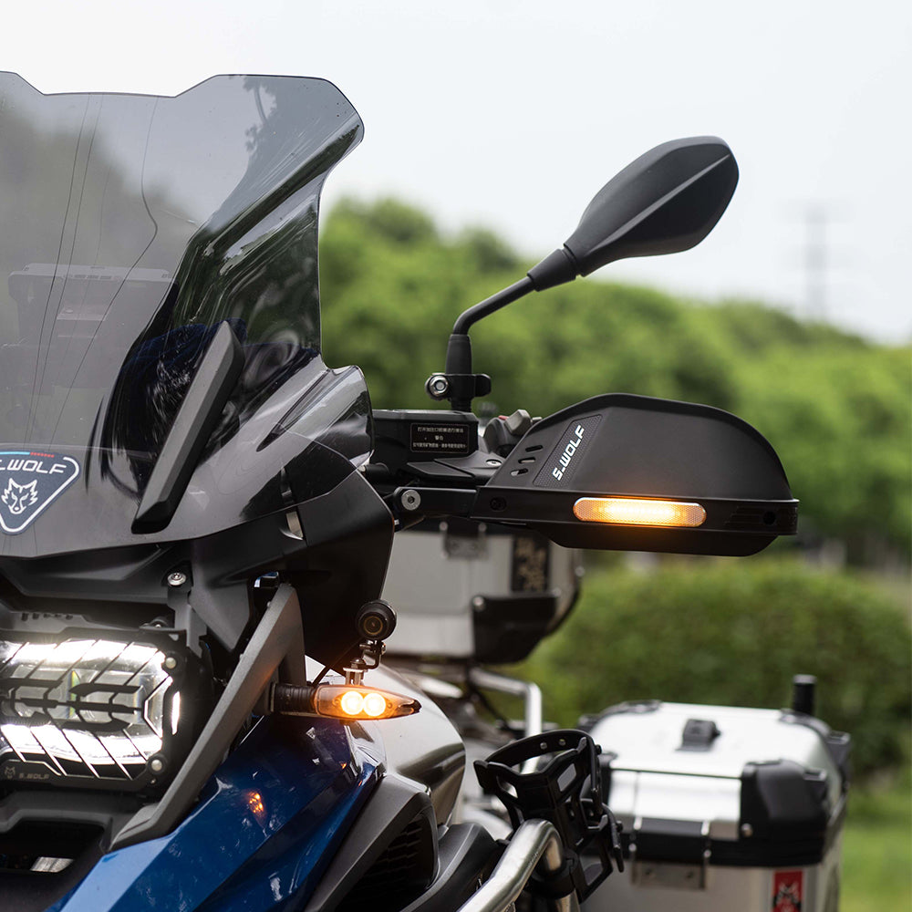 BMW R1250GS con protectores de manos S-WOLF y direccionales encendidas