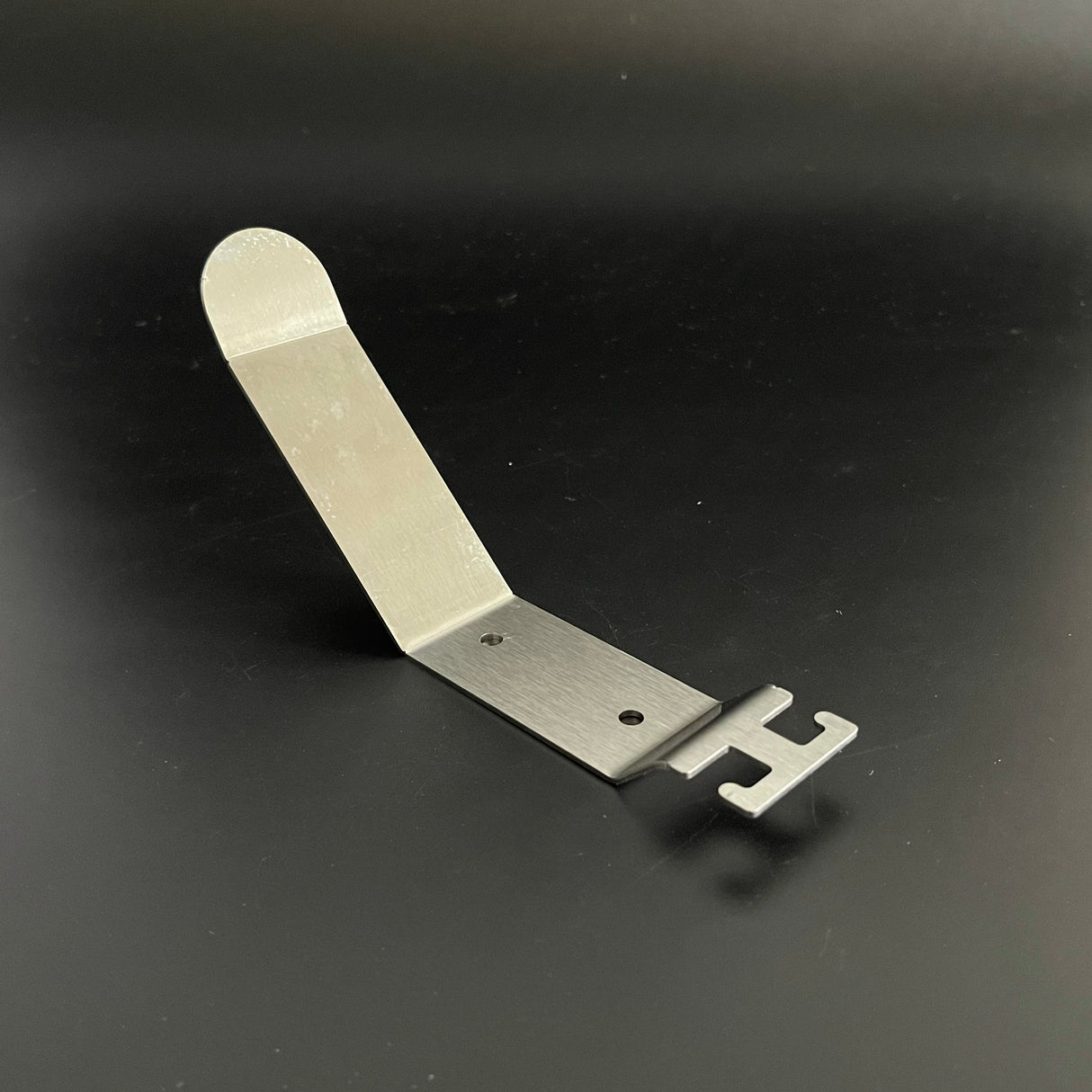 Soporte Minimalista para Casco en Acero Inoxidable – Diseño Inteligente