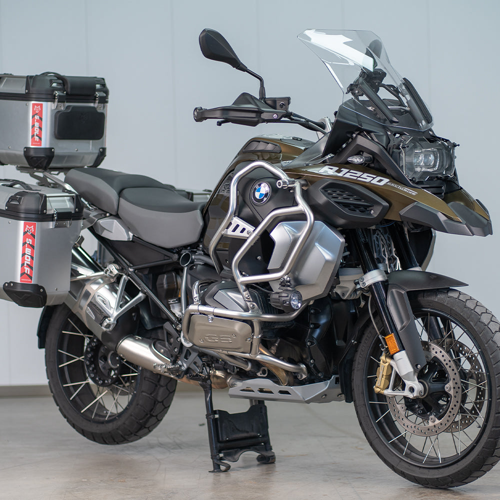 BMW R1250GS Adventure con refuerzo de defensas inferiores S-WOLF instalado