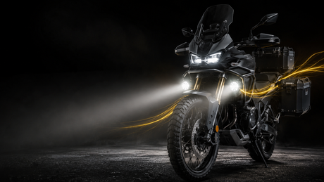 Moto adventure de noche con exploradoras LED MAXIMA encendidas