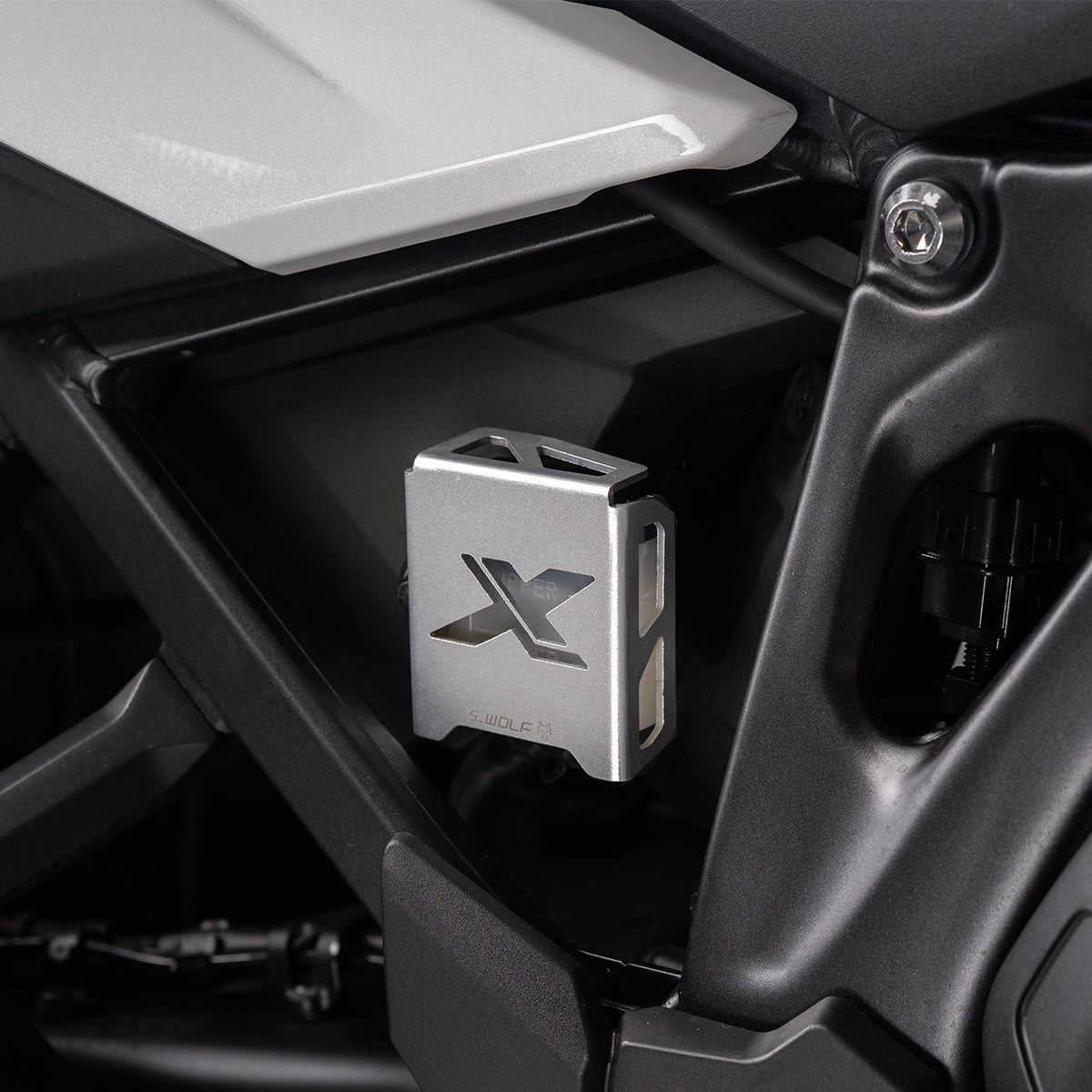 Protector del depósito de líquido de frenos S-Wolf para Honda CRF1100L — imagen 5
