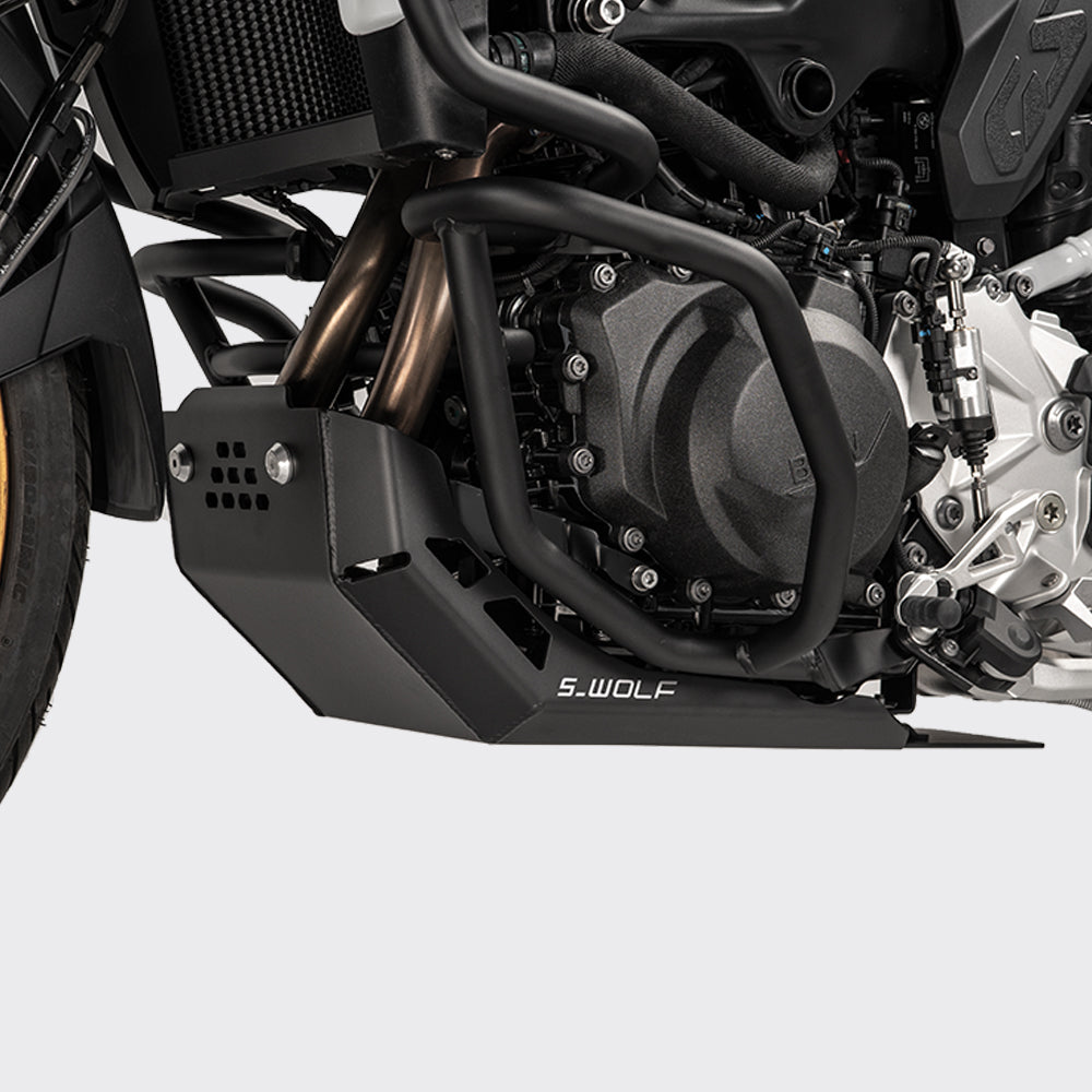 Protector de cárter S-WOLF para BMW F900GS instalado, vista lateral