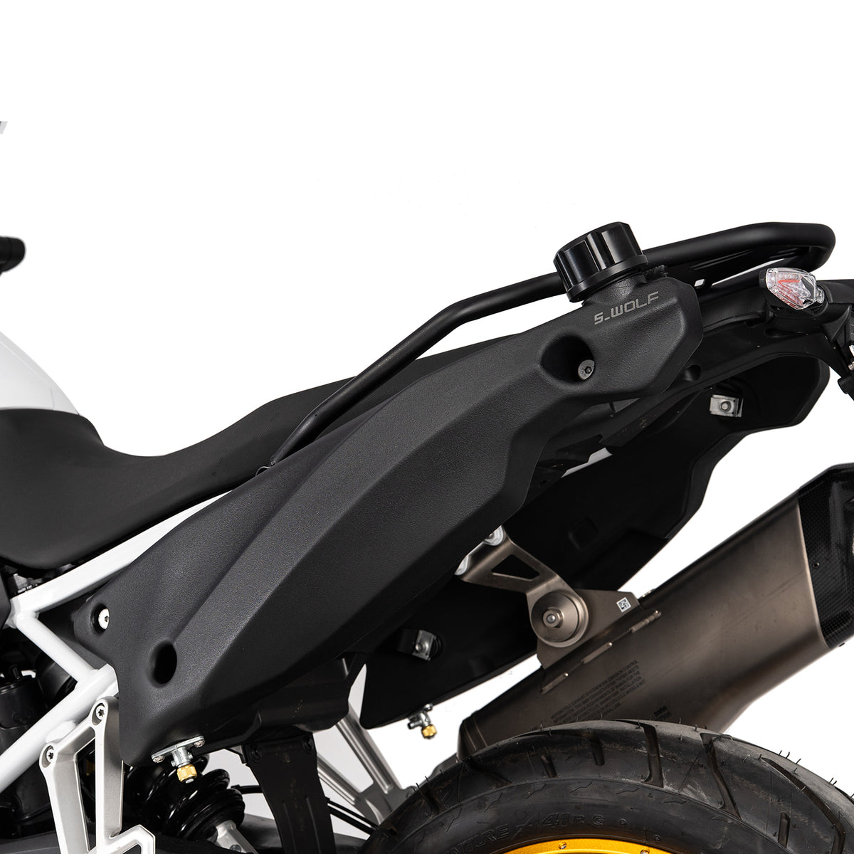Tanque auxiliar S-WOLF para BMW F900GS instalado, vista lateral