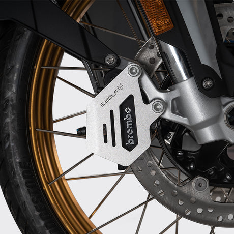 Protector S-WOLF de pinza de freno BMW F900GS, instalado lado izquierdo