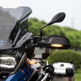 BMW R1250GS con protectores de manos S-WOLF y direccionales encendidas