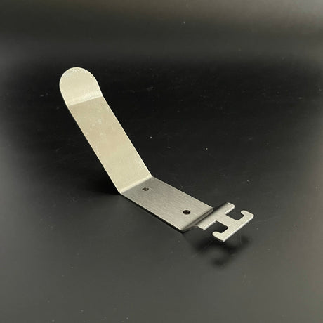 Soporte Minimalista para Casco en Acero Inoxidable – Diseño Inteligente - AXA Group