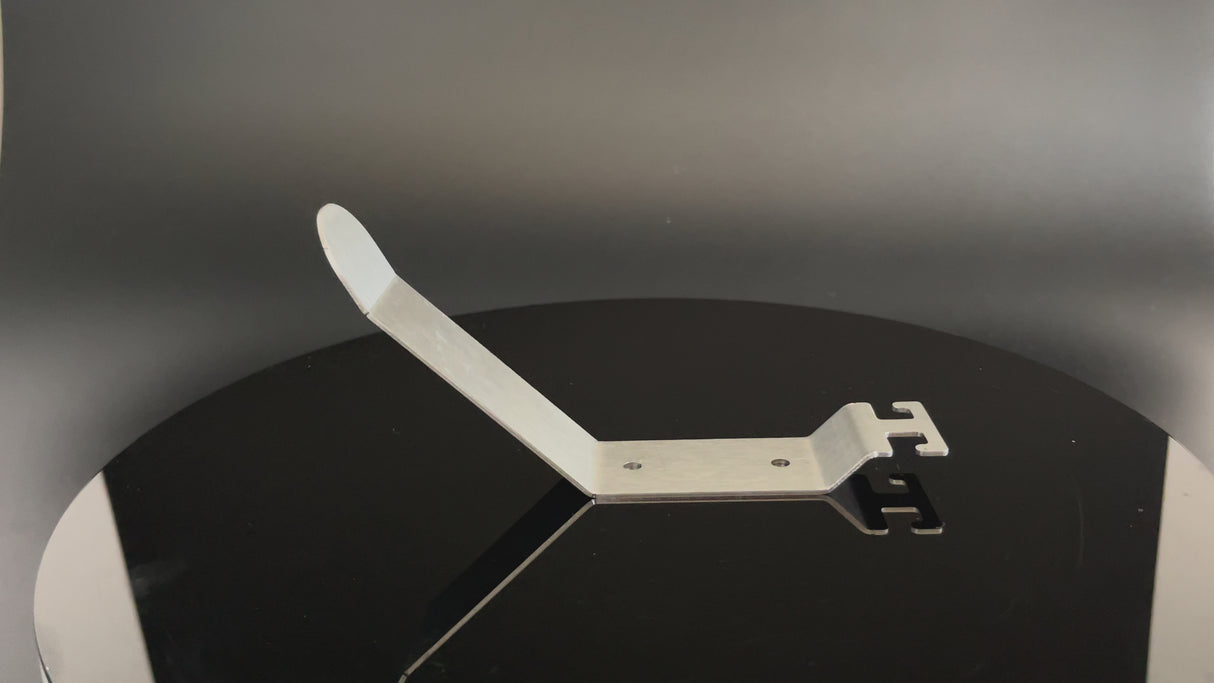 Soporte Minimalista para Casco en Acero Inoxidable – Diseño Inteligente