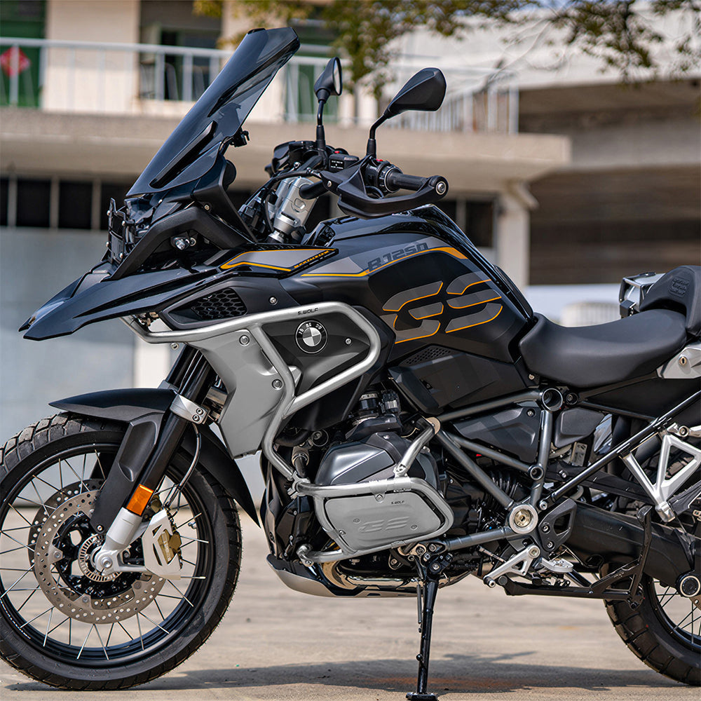 BMW R1250GS con defensas superiores S-WOLF instaladas, vista lateral