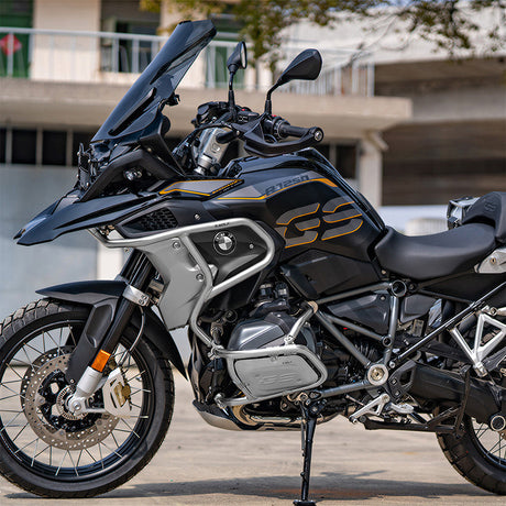 BMW R1250GS con defensas superiores S-WOLF instaladas, vista lateral