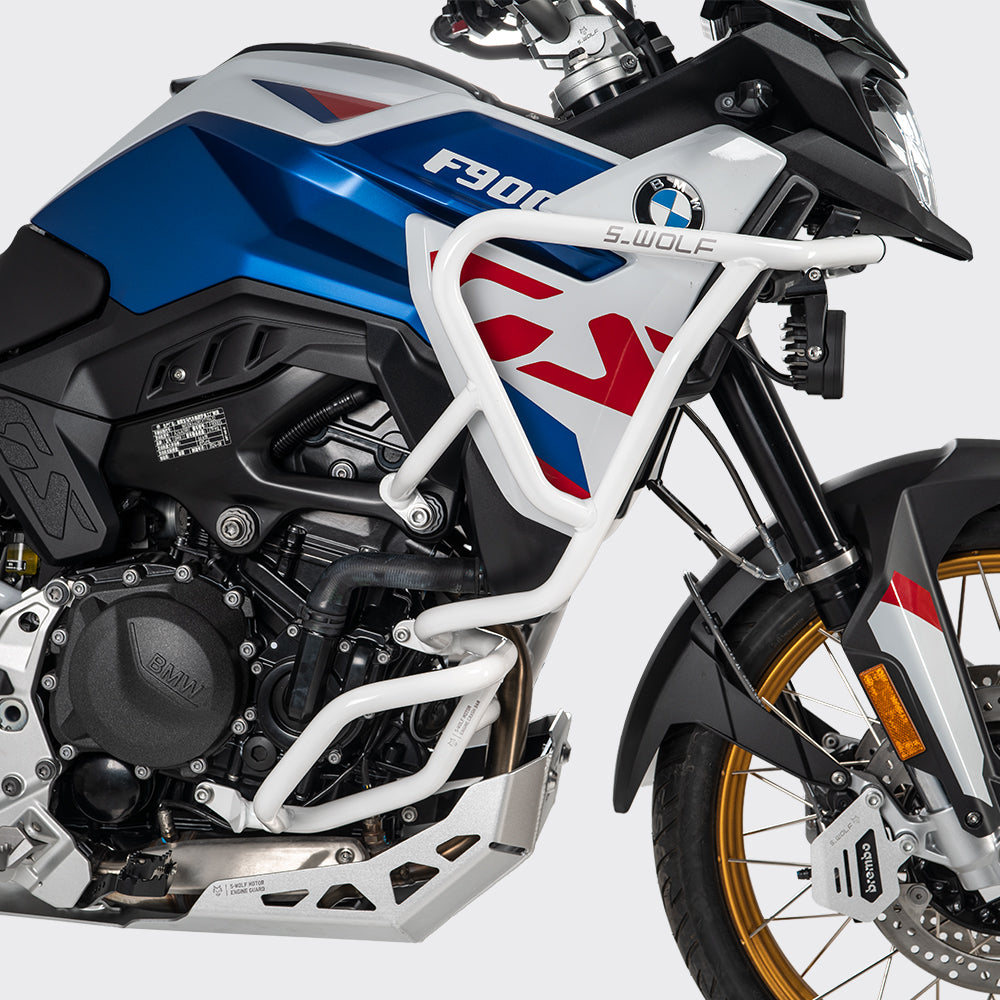 Defensas S-WOLF instaladas en BMW F900GS; vista de montaje con otros accesorios