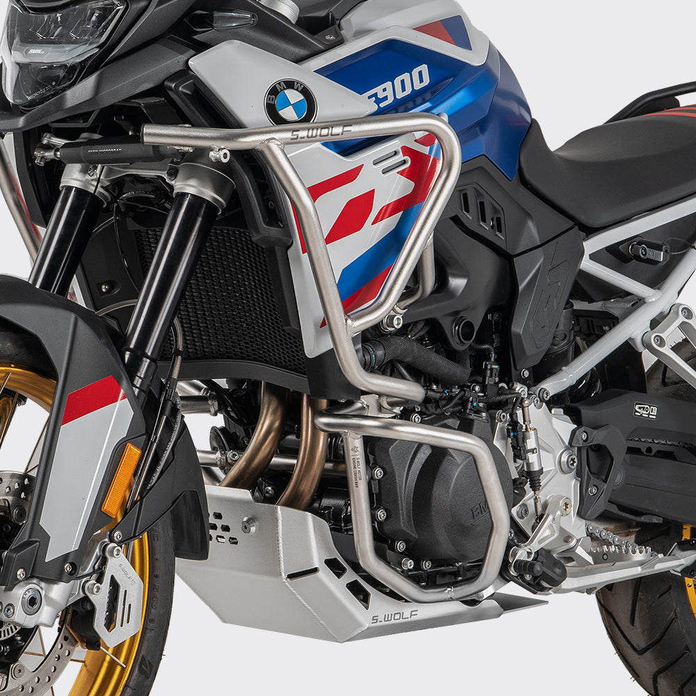 Defensas S-WOLF instaladas en BMW F900GS; vista de montaje con otros accesorios