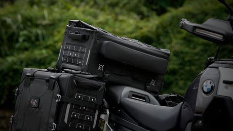 Bolso trasero XTXZ Expedition Mobility 42L montado en moto BMW GS Adventure junto a maletas laterales