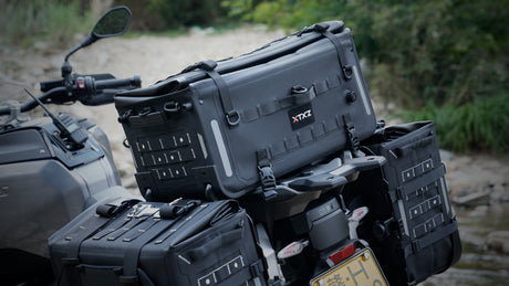 Detalle del bolso trasero XTXZ Expedition Mobility 42L montado sobre la parrilla de una moto